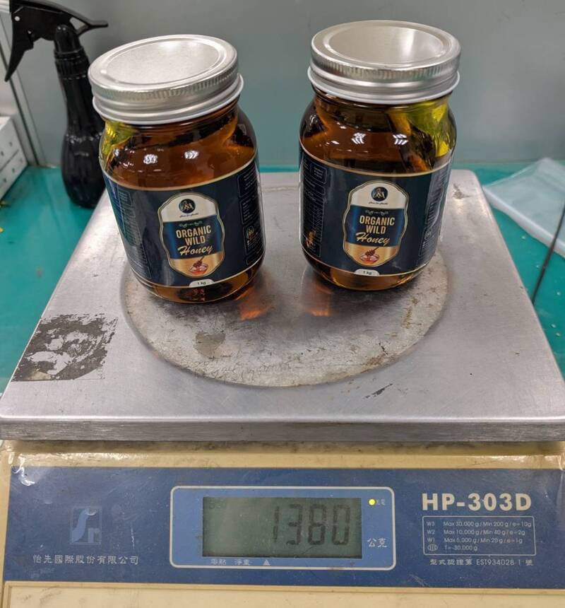刑事局中部打击犯罪中心查获掺混大麻的「毒蜂蜜」，市价超过200万。（记者陈建志翻摄）
