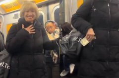 让位也要谈判？ 纽约地铁老妇「掏钱求座位」画面震惊全网