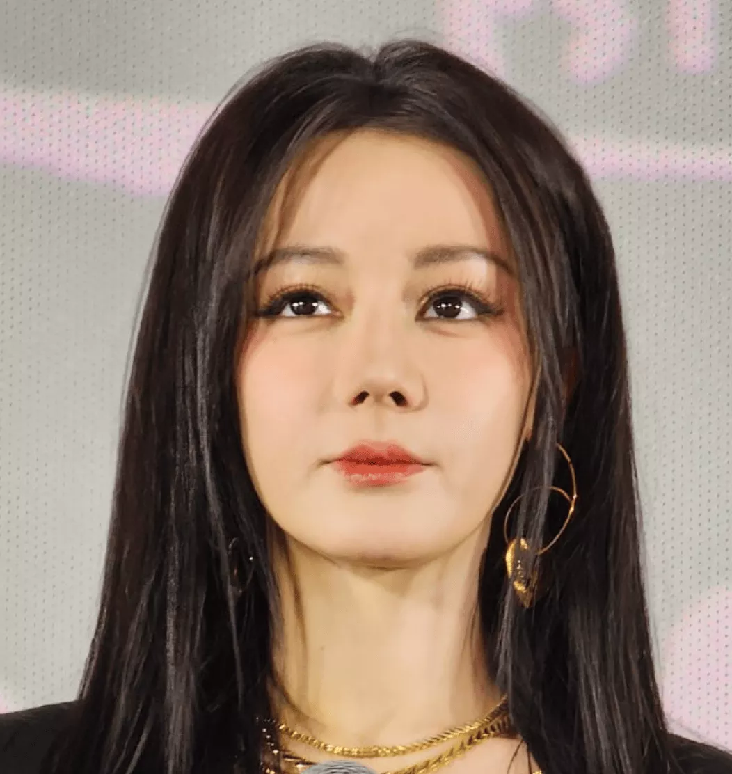 迪丽热巴最新露面状态差，脸部浮肿被质疑医美