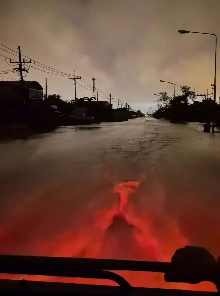 泰国一地遭遇严重内涝，有中国游客被困丽贝岛