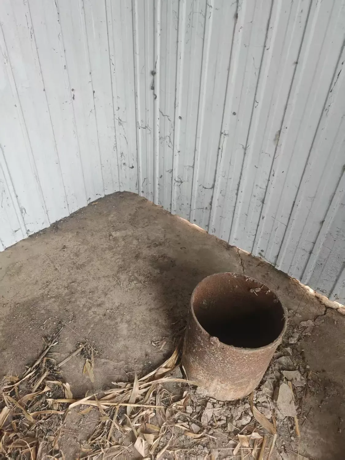 看护房里只能看到水源井的井口（记者 刘强摄）