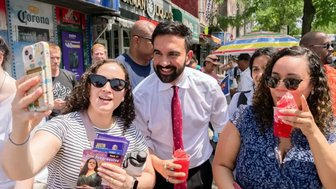 ▎34岁的佐赫兰·马姆达尼在竞选纽约市长时，从不避讳自己民主社会主义者的身份。图源：Getty Images