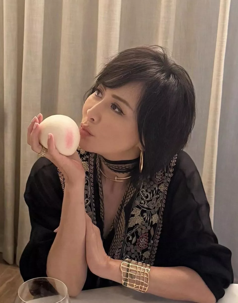 刘嘉玲提前庆60岁生日,梁朝伟状态回春,宛如小伙