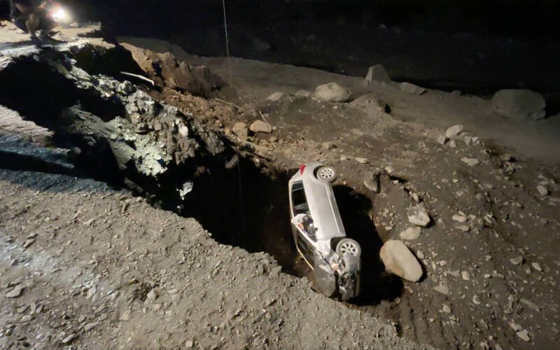 车辆坠于二楼深的溪床边，所幸乘客仅轻伤。（民众提供）