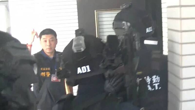 南警五分局查获通讯行掩护诈欺水房与赌场，长期搜证后攻坚逮捕江姓主嫌等5人，起出名车、帐户门号资料及毒品，全案送台南地检署侦办，主嫌羁押。（民众提供）