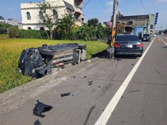 宾士男酒驾把路边轿车撞翻落田、又撞倒电杆 对向货车驾驶也遭殃