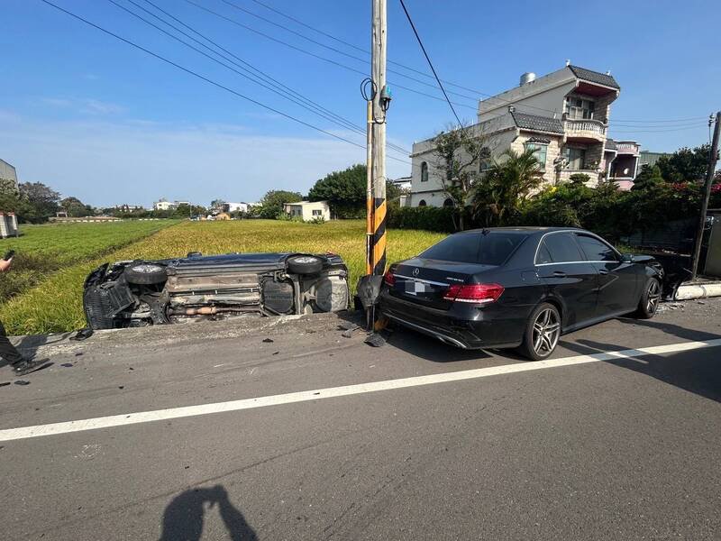 遭波及的轿车被推撞之后，整辆车翻落到路边的农田里。（竹北警分局提供）