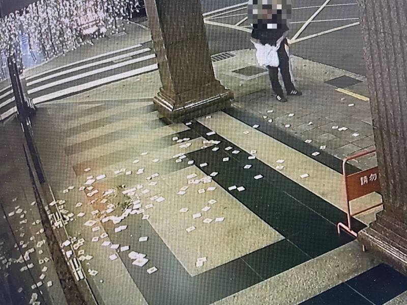 大同区某饭店被撒冥纸。（记者王冠仁翻摄）