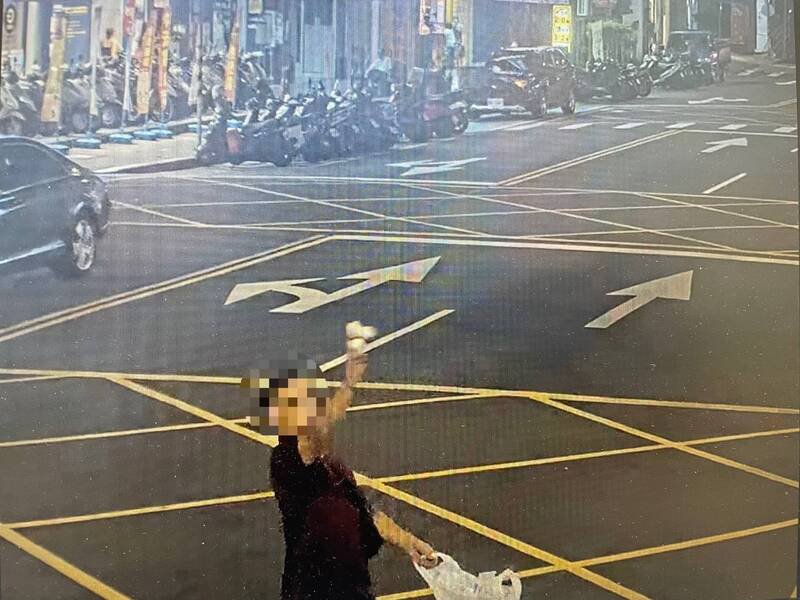 大同区某饭店被丢鸡蛋。（记者王冠仁翻摄）