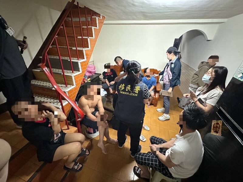 高雄专勤队19日兵分多路扩大查缉失联移工，单日共抓到17人。（图由民众提供）