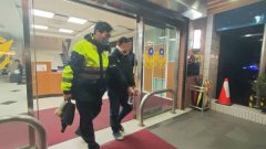 超车险擦撞引纠纷 骑士大马路互殴皆挂彩