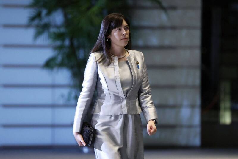 10月21日，日本经济安保大臣小野田纪美身穿一袭银色礼服参加任命仪式。（彭博）