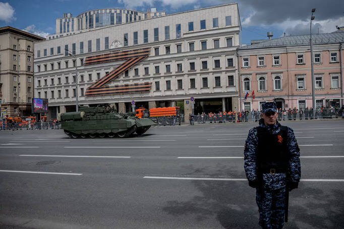 莫斯科于5月7日举行胜利日阅兵总彩排，一辆俄军车辆驶过挂有巨型「Z」字标志的建筑物前。尽管外界关注俄乌和平协议，专家仍示警俄军正积极扩军，准备在战后挑战北约。（法新社）
