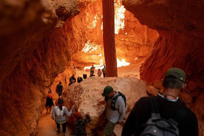 游客在美国犹他州布莱斯峡谷国家公园健行。（彭博资料照）