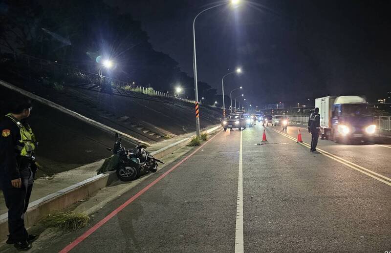 警方查看现场，并没有行人穿越道。（记者徐圣伦翻摄）