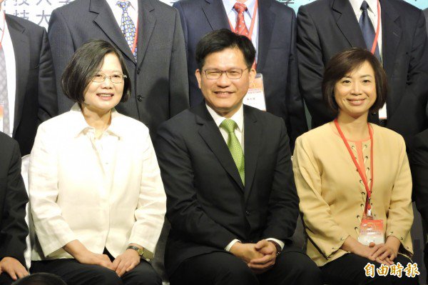 蔡英文、林佳龙、立委何欣纯（左至右）参加2016前瞻智慧机械与航太提升台湾竞争力论坛。（记者何宗翰摄）