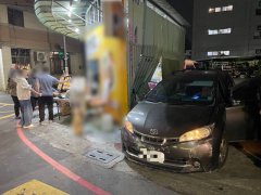 惊！高雄78岁翁暗夜驾车失控 撞破店家铁皮屋