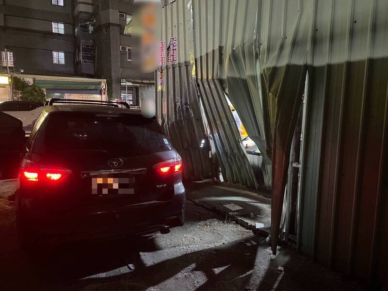 铁皮围墙被撞破大洞。（读者提供）