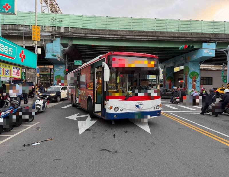 杨姓老翁被公车撞倒后送医不治。（记者王冠仁翻摄）