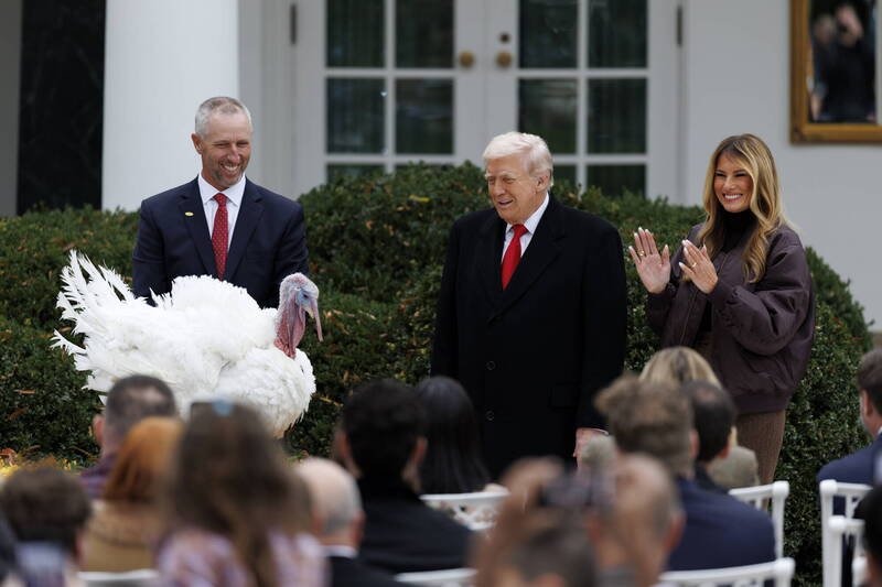 美国总统川普在白宫感恩节火鸡赦免仪式上。（欧新社）