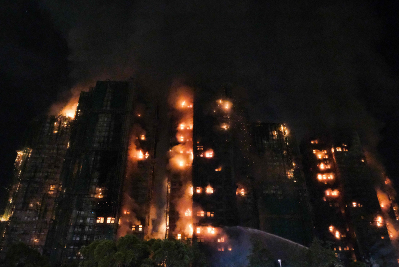 香港大埔宏福苑恶火延烧7栋楼。（法新社）