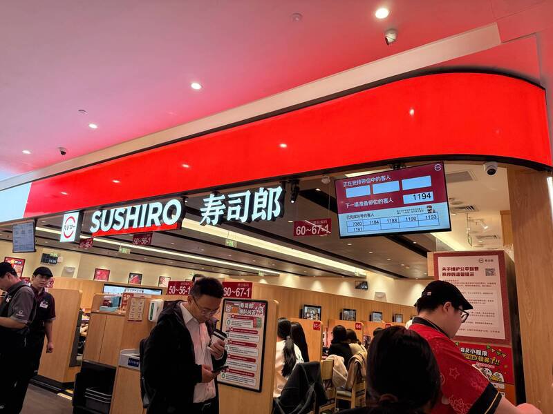 今年11月初开始，中国政府带头大动作抵制日本，然而中国境内的日本连锁回转寿司「寿司郎」分店，却出现天天爆满的排队盛况。（图撷取自中国微博）