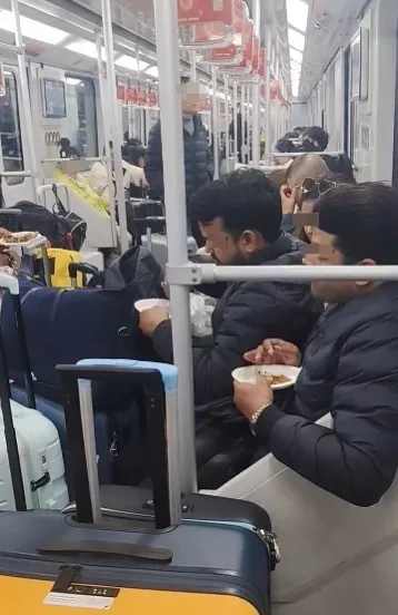 满车厢咖喱味！网友拍下多名外籍人士在车厢内吃馅饼