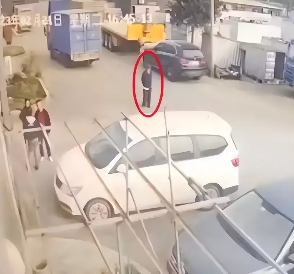 95岁老人被撞3个月后去世，司机赔60万仍获刑1年2个月！