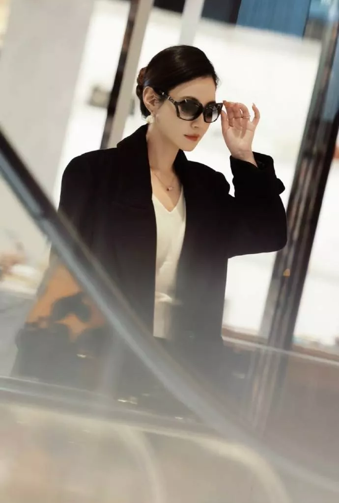 杨雪女儿为妈妈拍站姐图，颜值重现“江玉燕”