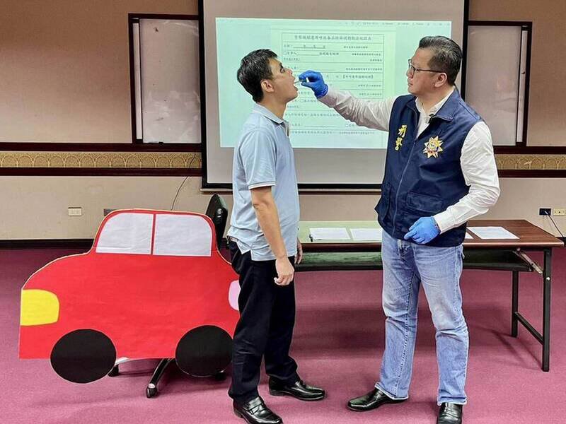 彰化县警局模拟拦检驾驶实施毒品唾液快筛。（资料照）