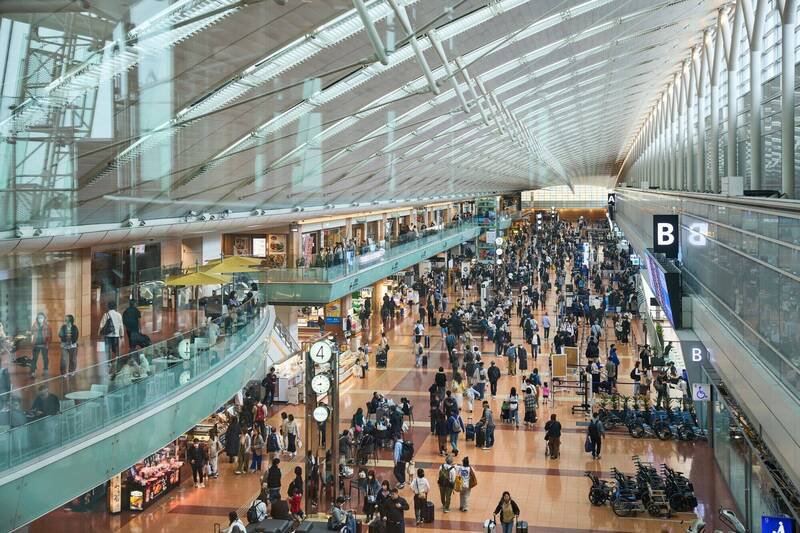 日本羽田机场第2航厦今晨惊传大规模厕所故障，据指有高达7成的马桶都无法冲水，羽田机场为此发出公告，表示正在调查故障原因以及紧急抢修。（彭博）