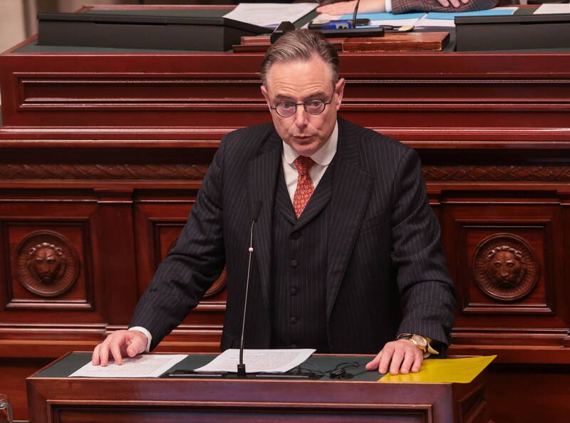 比利时总理德威弗已致函欧盟执委会主席冯德莱恩，称动用遭冻结的俄罗斯资产援助乌克兰，恐有损达成结束乌战的和平协议。图为德威弗26日在国会发言。（欧新社）