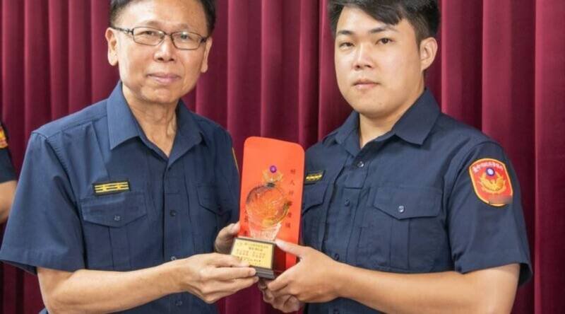 台中市六分局工业派出所警员陈弘玮（右）。（警方提供）