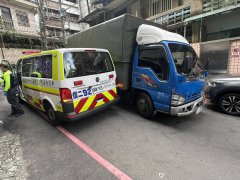 巷道过窄酿事故? 基隆救护车救人巷道会车遭货车撞