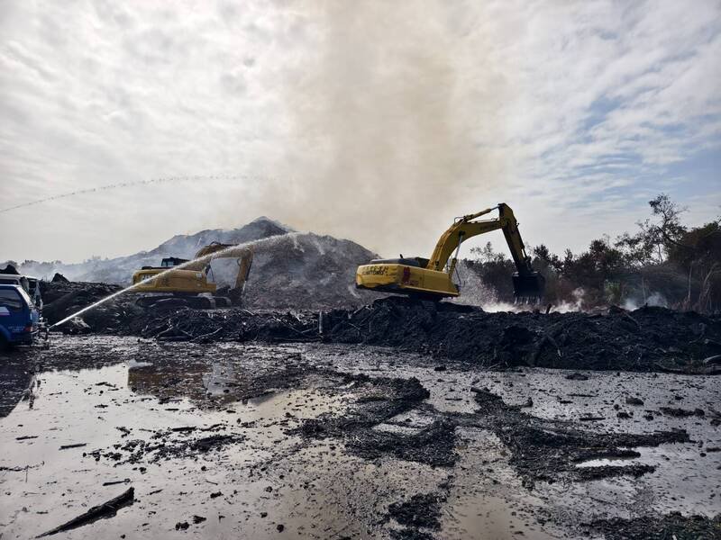 后壁区乌树林风灾废弃物暂置场，南市环保局今日集中机具人力投入混合区扑灭工作。（南市环保局提供）