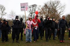 德国极右翼政党AfD新设青年部成立大会 数千民众聚集吉森抗议