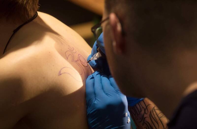 维也纳一名刺青师为顾客刺青。（法新社档案照）
