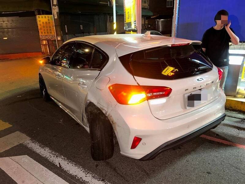 桃园深夜两福特轿车追撞，白车停路边衰被撞。（警方提供）
