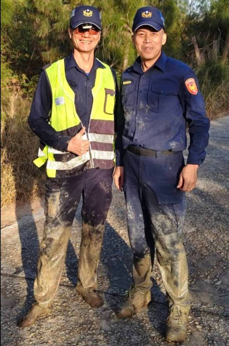 得知妇人陷在泥滩，第一时间到场救人的哥俩好金沙分驻所所长辛西汉（右）与金湖派出所警员陈宗宏（左）。（金湖分局提供）