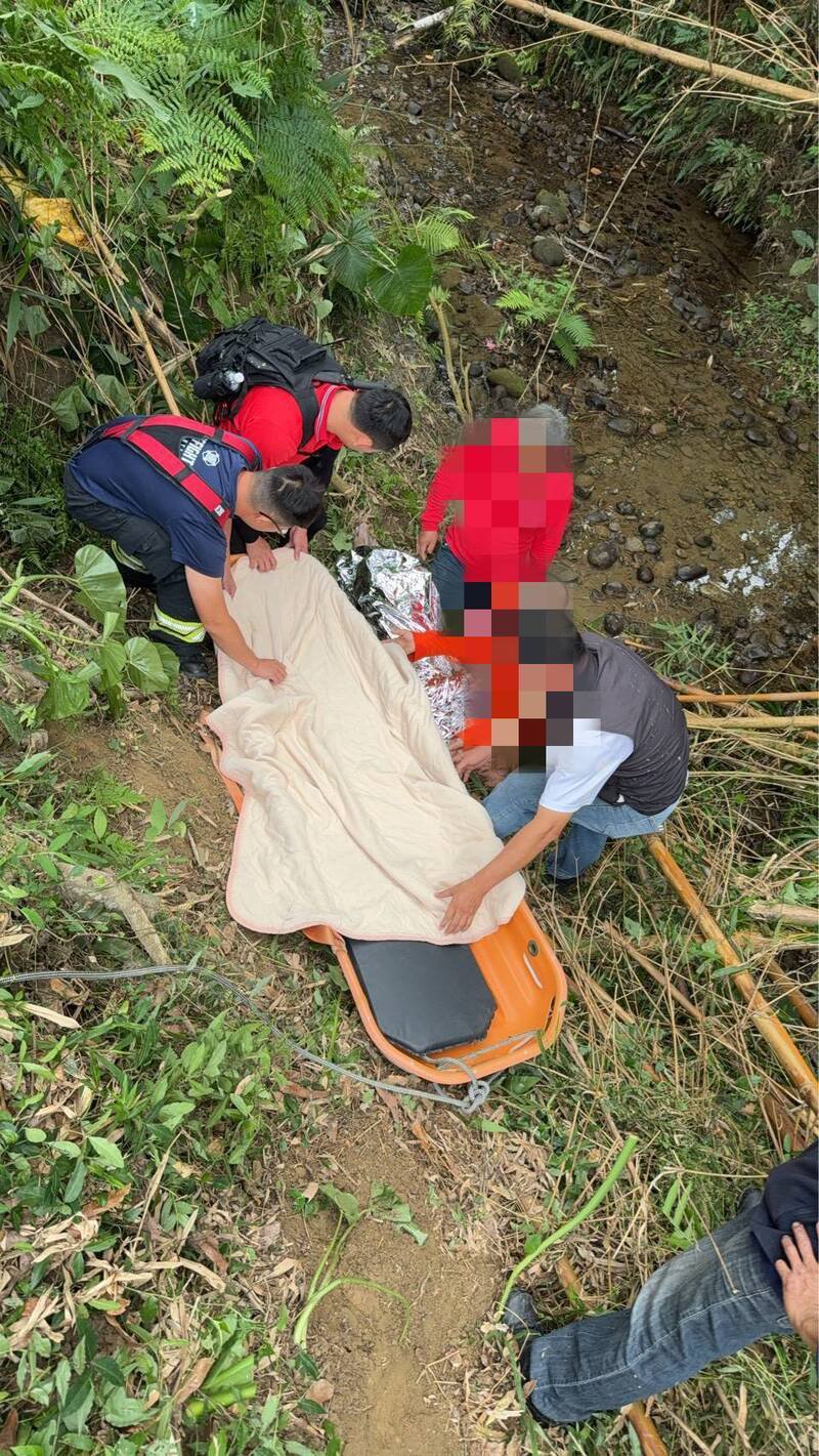 救援人员给予罗翁保暖。（嘉义市消防局提供）