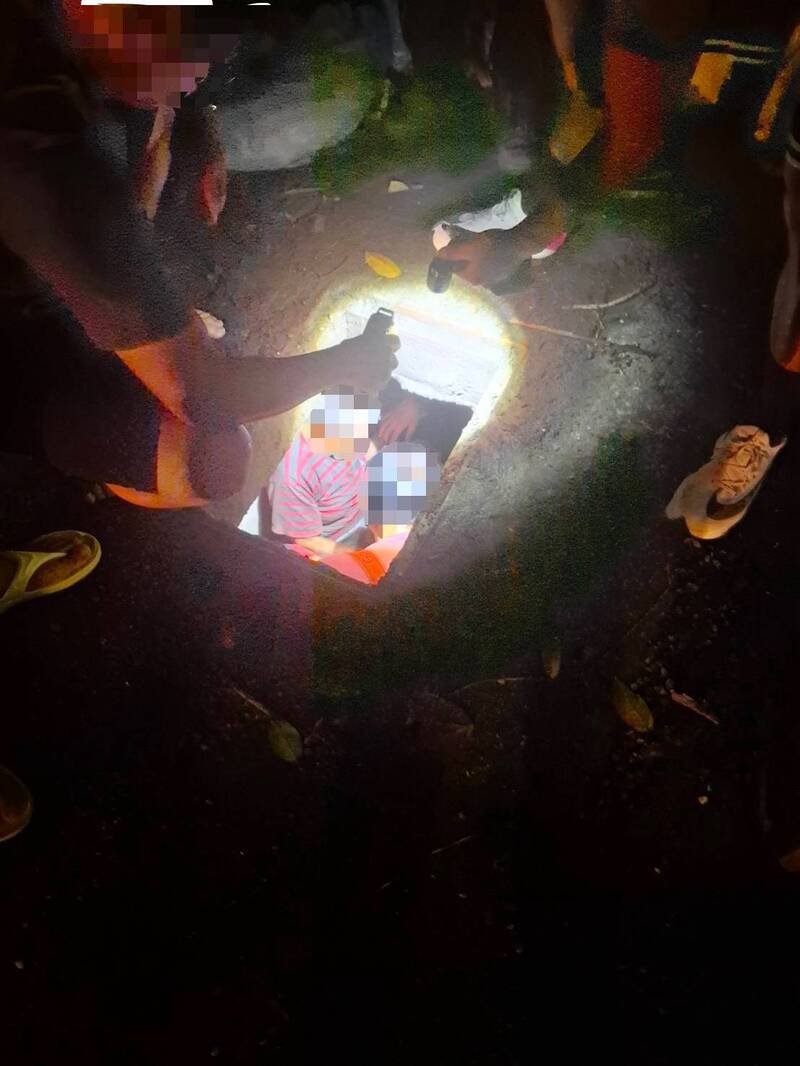 走失的阿嬷在狭窄的沟洞中呼救，所幸被凑巧听到而获救。（警方提供）