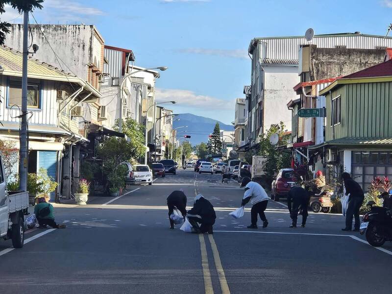 满地宣传单，累得10多名公所职员到处弯腰捡。（撷取自彭成丰脸书）