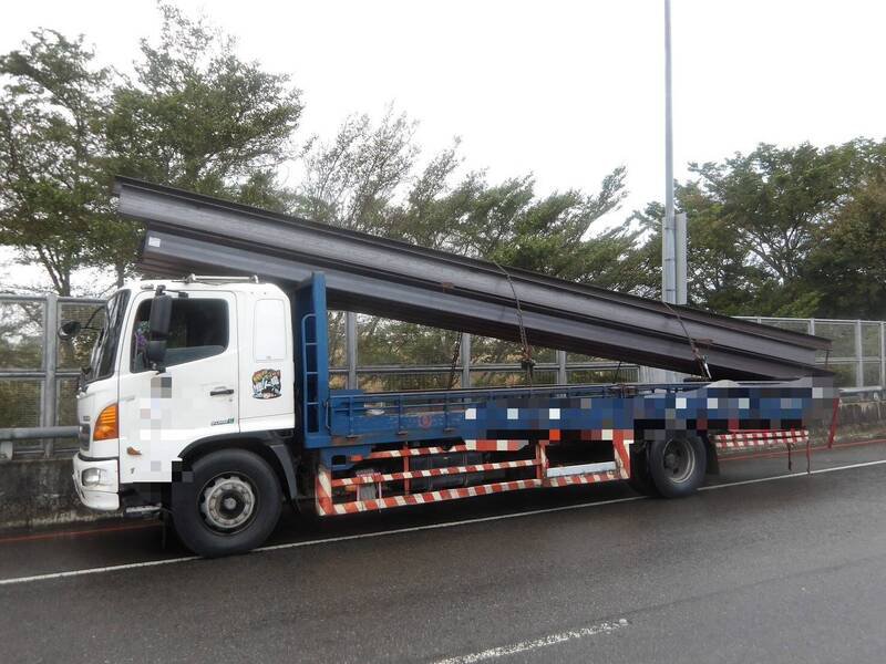 黄男驾车自撞路口号志杆并波及行经的大货车。（民众提供）