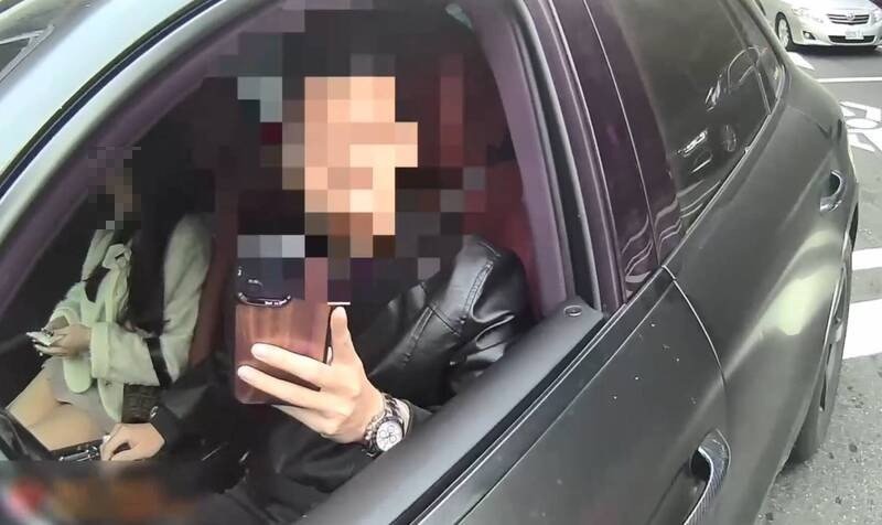 曾男因未系安全带被警方拦查，但他不配合酒测还不断呛声。（记者陆运锋翻摄）