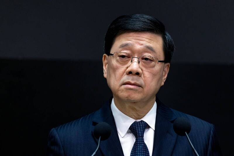 香港特首李家超2日宣布，将成立由法官主持的「独立委员会」调查宏福苑大火，并确认立法会选举如期举行。（彭博）