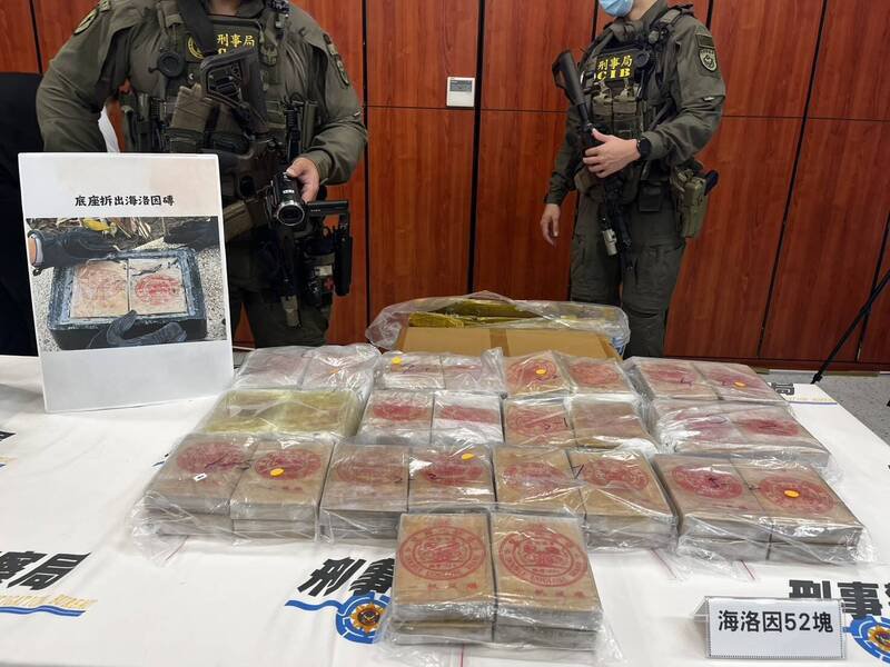 警方共查扣市价2亿、近20公斤的双狮牌海洛因砖52块。（记者邱俊福翻摄）
