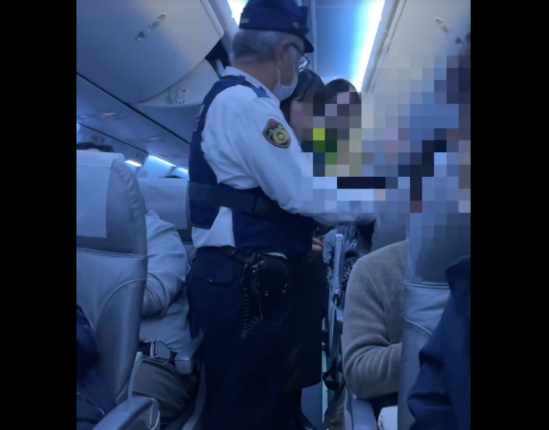 从日本东京飞往中国上海的客机，有旅客闹事导致班机返航，中国网友听到口音后崩溃直喊「是老乡」。（图撷自小红书）