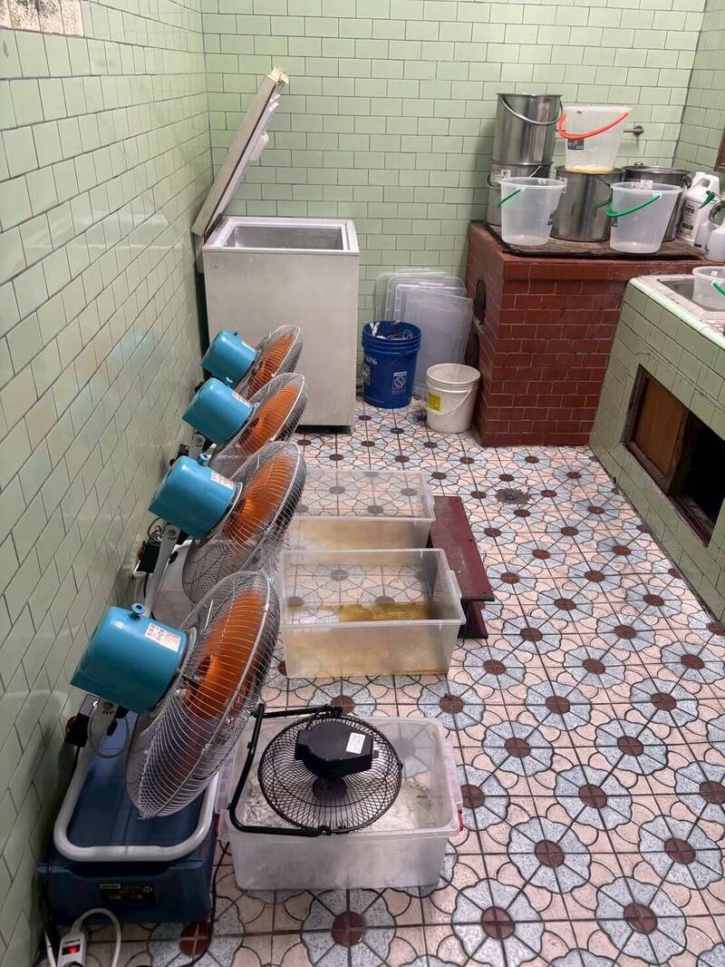 调查局新北市调查处攻坚制毒工厂，逮捕徐、范、马等3嫌，查获依托咪酯固态结晶成品及硫基依托咪酯等制毒原料，这也是全台第1座制造依托咪酯工厂。（记者陆运锋翻摄）