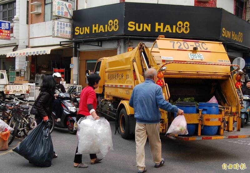 台北市黄姓清洁队员涉嫌将残值不到33元的回收电锅转送给拾荒老妇，被检举后依违反贪污治罪条例起诉，士林地院今宣判。清洁队垃圾车示意图。（资料照）