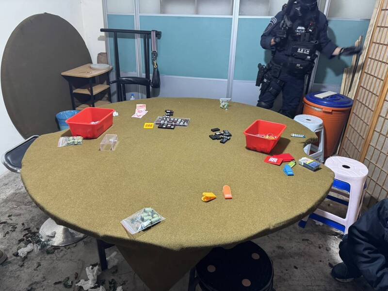 新北市警方破获天九牌赌场，查获71万元赌资、赌具，逮获赌场主嫌、从犯及赌客共21人。（记者吴仁捷翻摄）